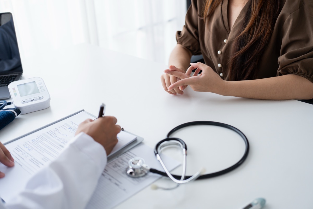 Consultorio médico preparado para atender pacientes